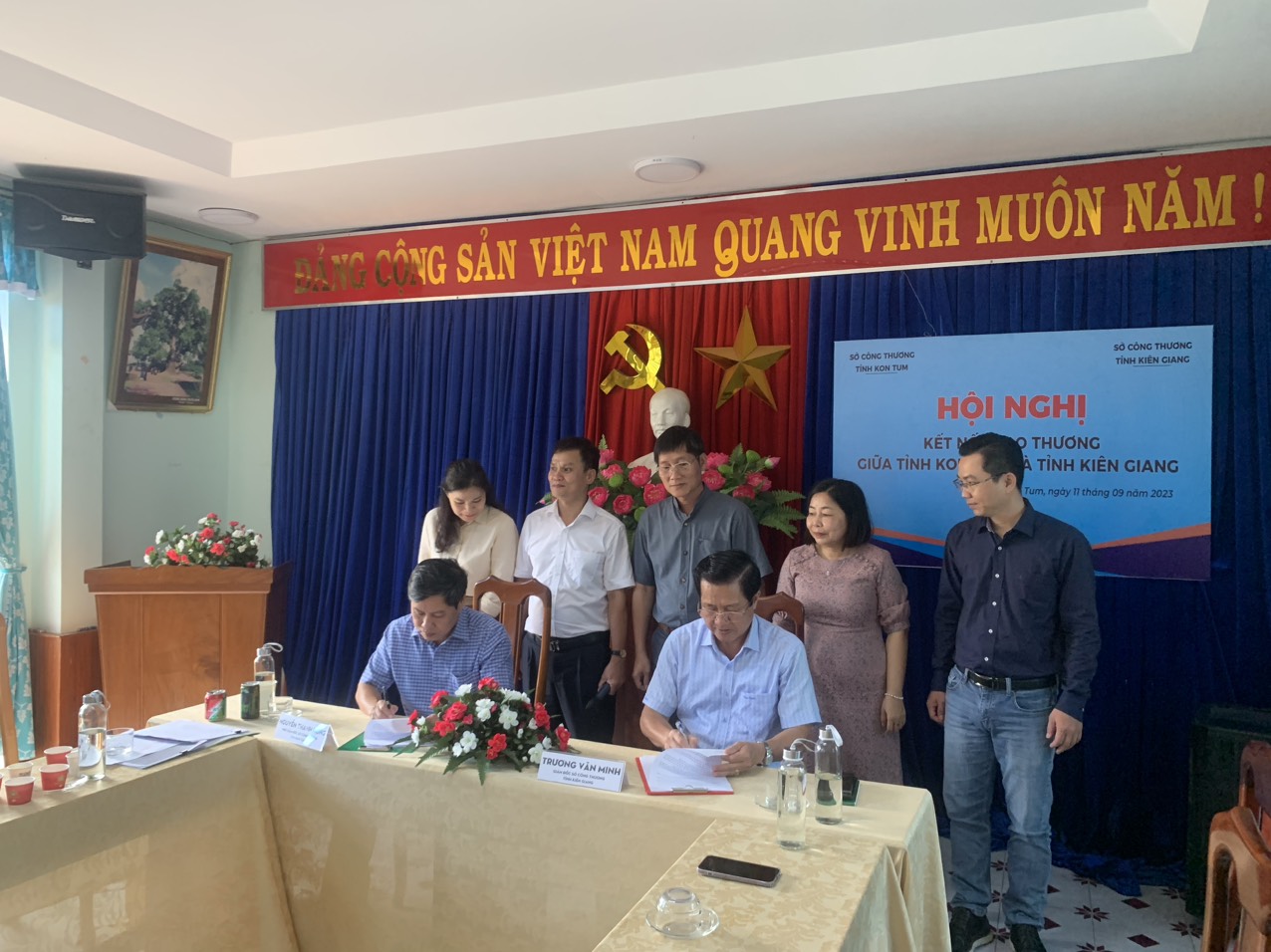 Lãnh đạo Sở Công Thương tỉnh Kon Tum và Kiên Giang ký kết biên bản ghi nhớ